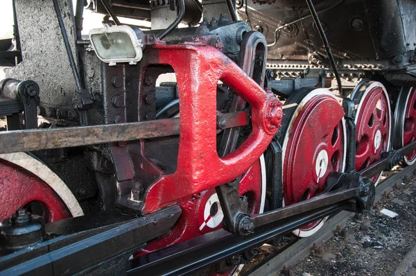 A roda de uma velha locomotiva a vapor — Fotografia de Stock