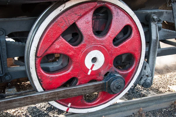 A roda de uma velha locomotiva a vapor — Fotografia de Stock