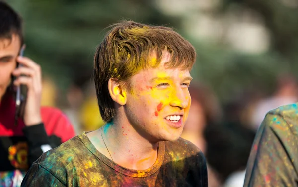 Jonge mensen op het Festival van holi — Stockfoto