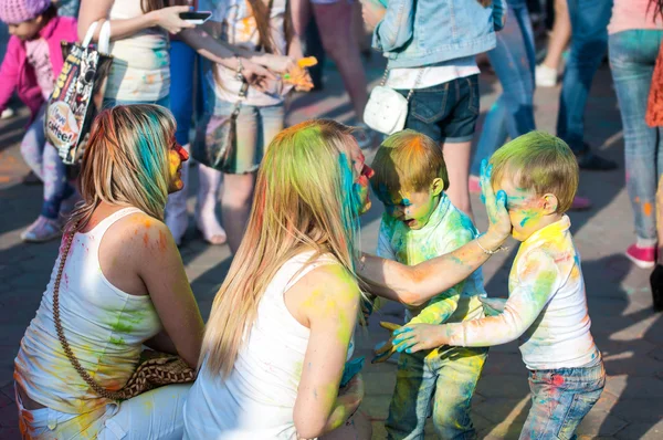 Tineri la Festivalul de la Holi — Fotografie, imagine de stoc