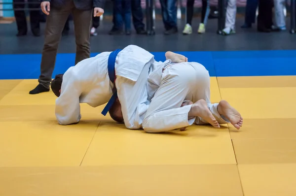 Chicos compiten en Judo. — Foto de Stock