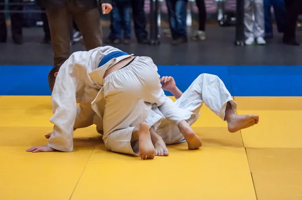 Meninos competem em judô. — Fotografia de Stock