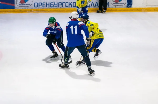 Spiel im Mini-Hockey mit dem Ball. — Stockfoto