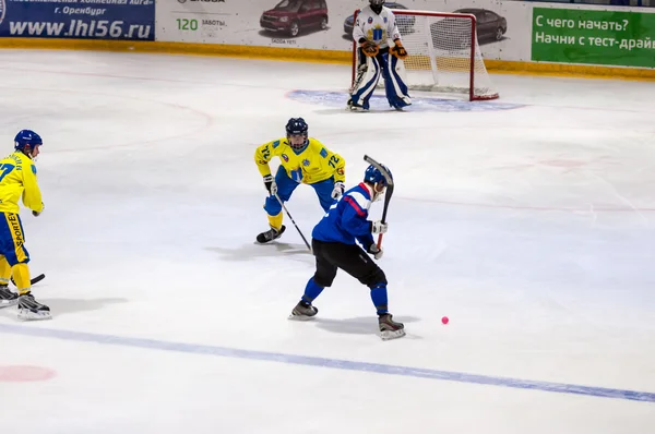 Jeu en Mini hockey avec la balle . — Photo