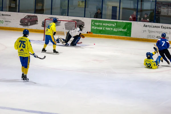 Spiel im Mini-Hockey mit dem Ball. — Stockfoto