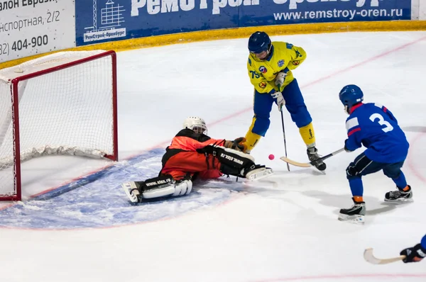 Jeu en Mini hockey avec la balle . — Photo