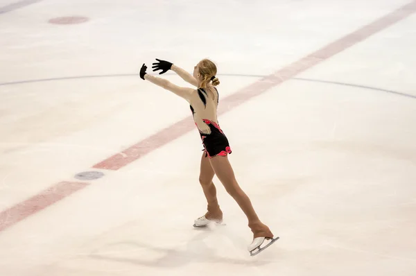 オレンブルク, ロシア連邦 - 26.03.2016: 大会女子フィギュア スケート選手 — ストック写真