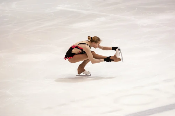 Orenburg, Russia - 26.03.2016: Competitions girls figure skater — Stock Photo, Image