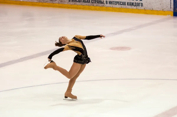 Orenburg, Rusya - 26.03.2016: Yarışmalar kızlar buz patenci — Stok fotoğraf