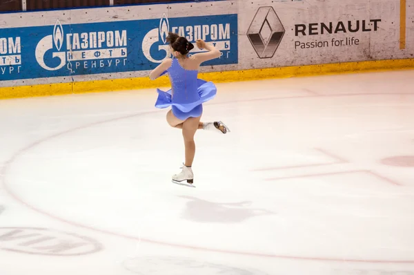 Orenburg, Rusya - 26.03.2016: Yarışmalar kızlar buz patenci. — Stok fotoğraf