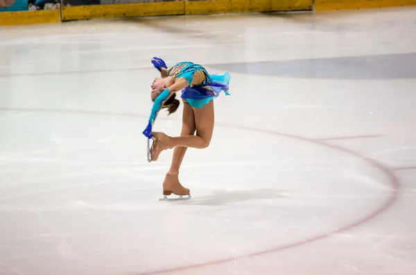 Orenburg, Rusia - 26.03.2016: Competiciones niñas patinadora artística . — Foto de Stock