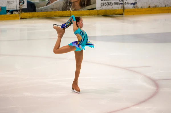 Orenburg, Rusia - 26.03.2016: Competiciones niñas patinadora artística . — Foto de Stock