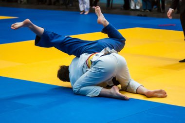 Hasır üzerinde iki li