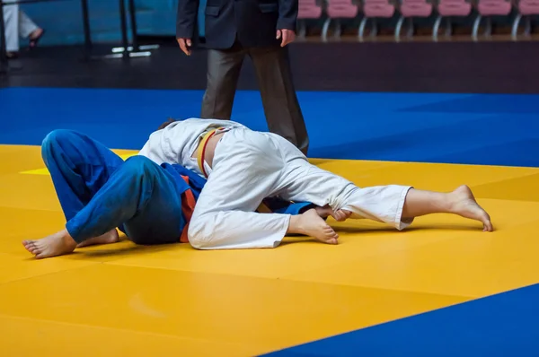 Two judoka on the tatami — Stock Photo, Image
