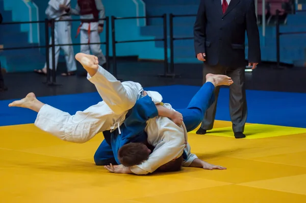 Twee judoka op de tatami — Stockfoto