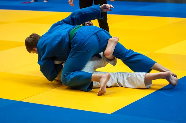 Two judoka on the tatami — Stock Photo, Image