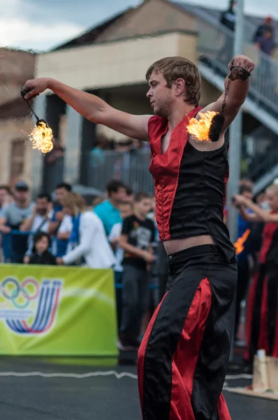 Orenburg, Rusland - 25.07.2014: Jongleren brandende fakkels — Stockfoto