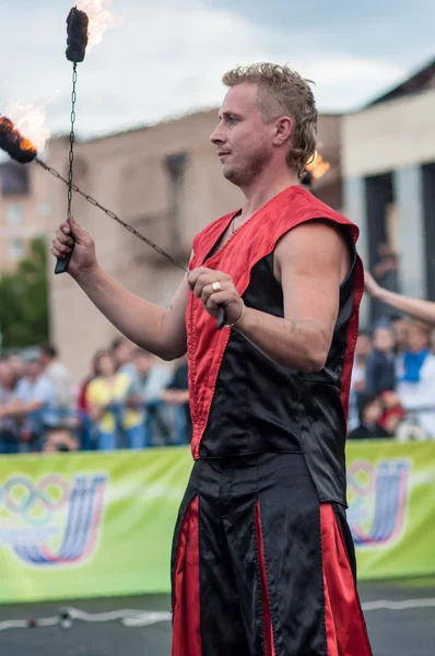 Orenburg, Rusland - 25.07.2014: Jongleren brandende fakkels — Stockfoto