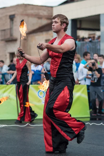 Orenburg, Russia - 25.07.2014: Juggling burning torches — Stock Photo, Image