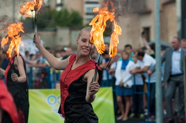 Orenburg, Russia - 25.07.2014: Juggling burning torches — Stock Photo, Image