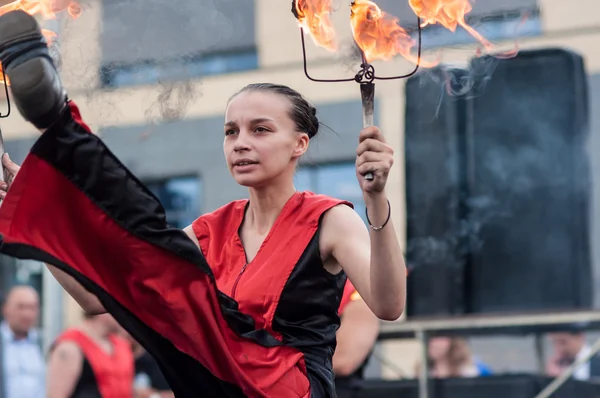 Orenburg, Russia - 25.07.2014: Juggling burning torches — Stock Photo, Image