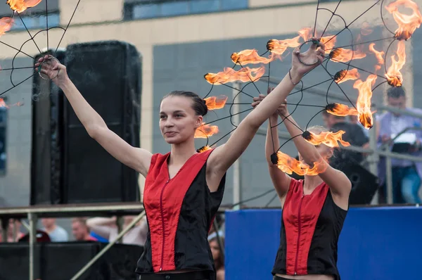 Orenburg, Russia - 25.07.2014: Juggling burning torches — Stock Photo, Image