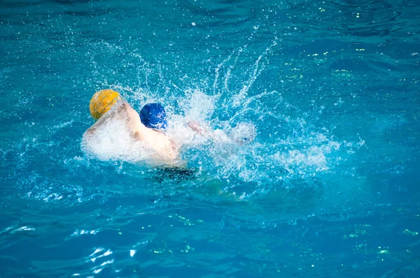 Pojkarna spelar i vattenpolo — Stockfoto