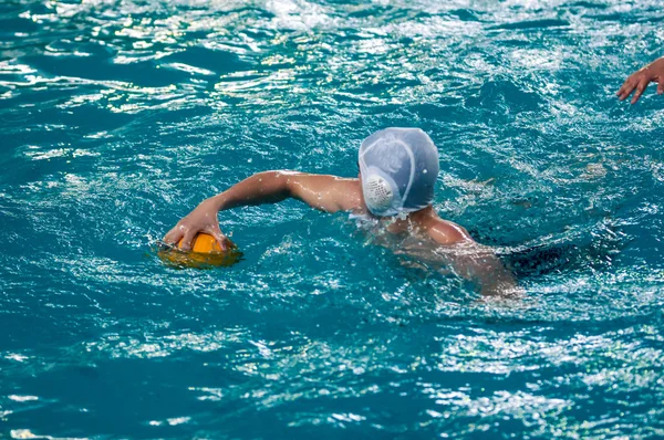 Pojkarna spelar i vattenpolo — Stockfoto