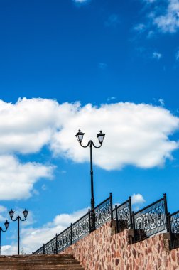 Mavi gökyüzü arka plan üzerinde kentsel fener