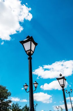 Mavi gökyüzü arka plan üzerinde kentsel fener