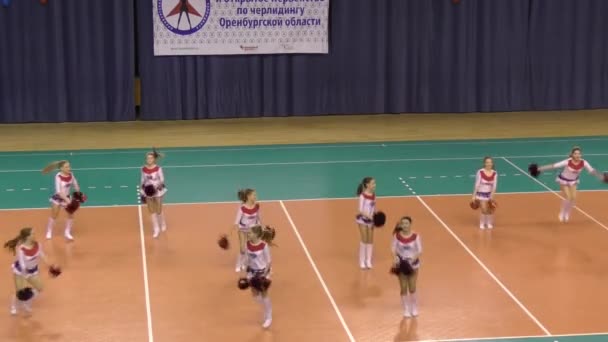 Orenburg, Ryssland - 17 April 2016: prestanda för flickor cheerleader — Stockvideo