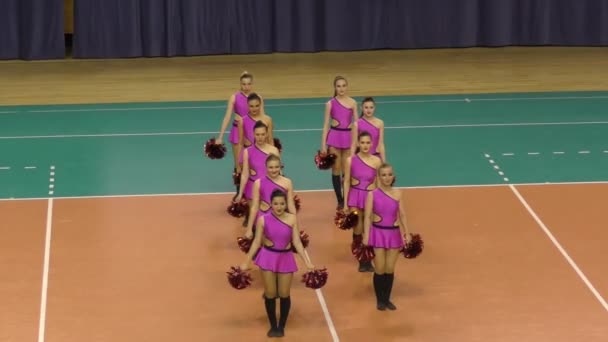 Orenburg, Rusko - 17 dubna 2016: výkon dívky roztleskávačka — Stock video