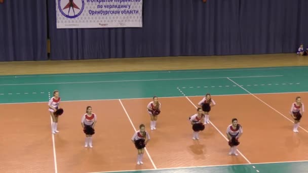 Orenburg, Rusland - 17 April 2016: prestaties van meisjes cheerleader — Stockvideo