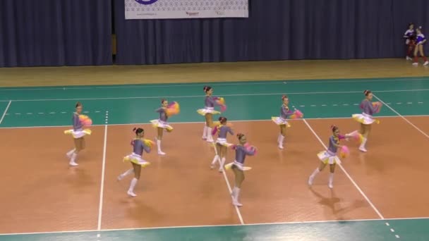 Orenburg, Rusko - 17 dubna 2016: výkon dívky roztleskávačka — Stock video