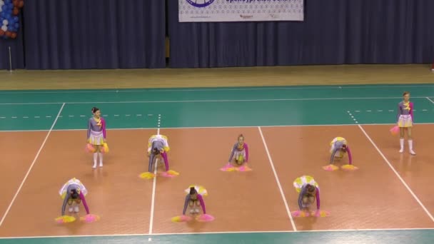 Orenburg, Rusland - 17 April 2016: prestaties van meisjes cheerleader — Stockvideo