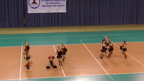 Orenburg, Federacja Rosyjska - 17 kwietnia 2016: wydajność dziewczyny cheerleaderka — Wideo stockowe