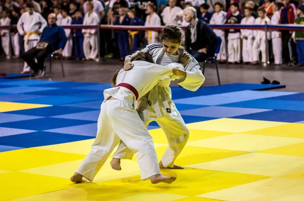 Orenburg, Oroszország - 2016. április 16.: lányok versenyeznek Judo — Stock Fotó