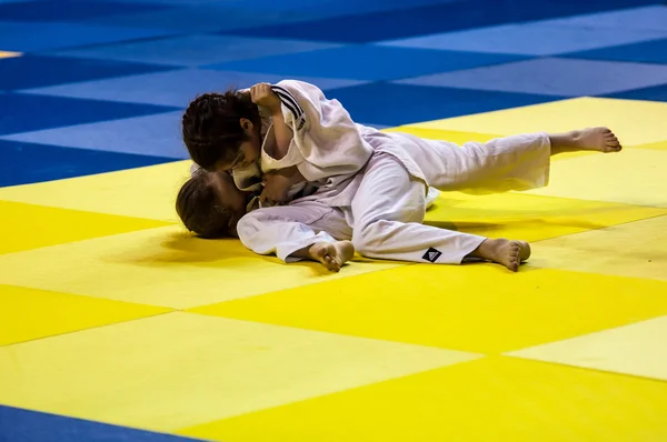 Orenburg, russland - 16 april 2016: mädchen messen sich im judo — Stockfoto