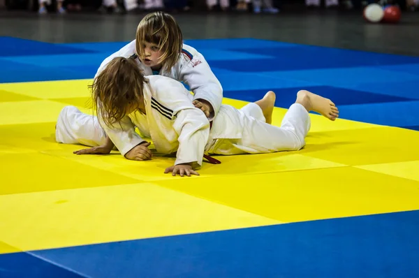 Orenburg, Rusia - 16 de abril de 2016: Las niñas compiten en Judo — Foto de Stock