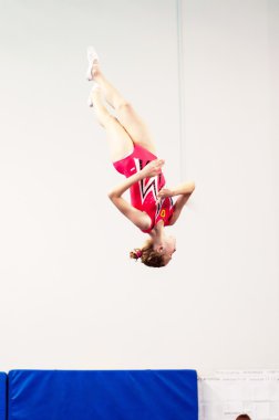 Orenburg, Rusya Federasyonu - 19 Nisan 2016: kız rekabet trambolin üzerinde atlama