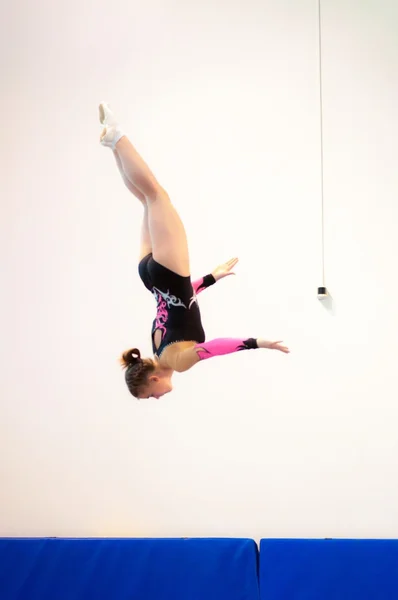 Orenburg, Russia - 19 aprile 2016: Le ragazze gareggiano nel saltare sul trampolino — Foto Stock