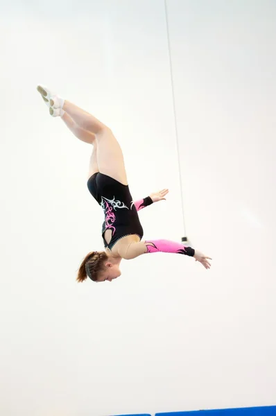 Orenburg, Russie - 19 avril 2016 : Les filles s'affrontent pour sauter sur le trampoline — Photo