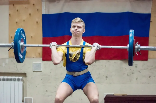 Orenburg, Federacja Rosyjska - 16.01.2016: Ciężkiej atletyce konkurować z chłopców — Zdjęcie stockowe