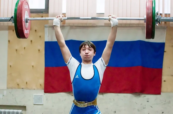 Όρενμπουργκ, Ρωσία - 16.01.2016: Βαριά στίβου να ανταγωνιστούν ενάντια σε αγόρια — Φωτογραφία Αρχείου