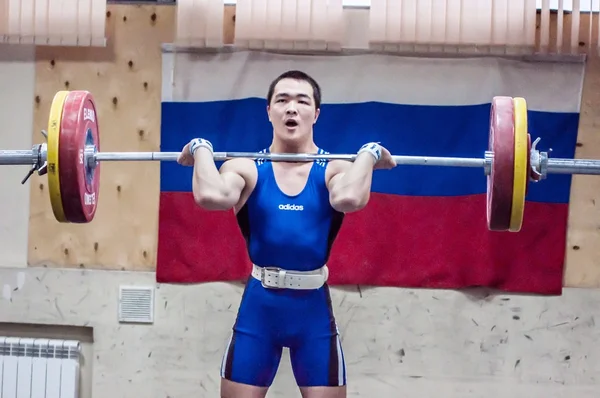 Orenburg, Rusia - 16.01.2016: Atletismo pesado compite contra chicos —  Fotos de Stock