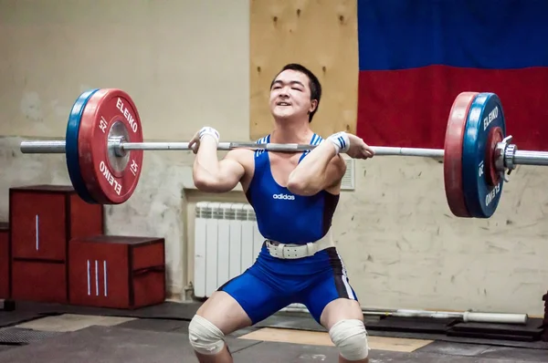 Orenburg, Russie - 16.01.2016 : L'athlétisme lourd en compétition contre les garçons — Photo