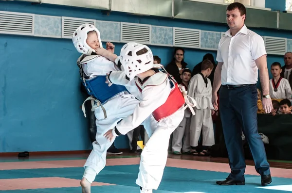 Orenburg, Oroszország-23.04.2016: Taekwondo versenyek fiúk között — Stock Fotó