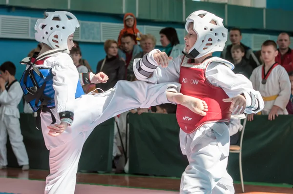 Orenburg, Russia - 23.04.2016: Concorsi di Taekwondo tra ragazzi — Foto Stock
