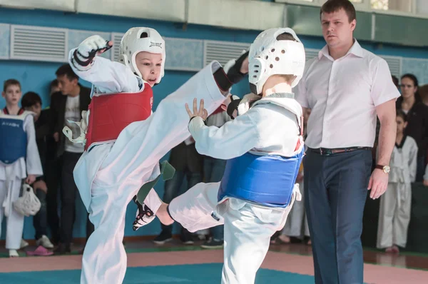 Orenburg, Rússia - 23.04.2016: Competições de Taekwondo entre meninos — Fotografia de Stock