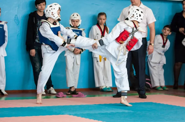 Orenburg, Oroszország-23.04.2016: Taekwondo versenyek fiúk között — Stock Fotó